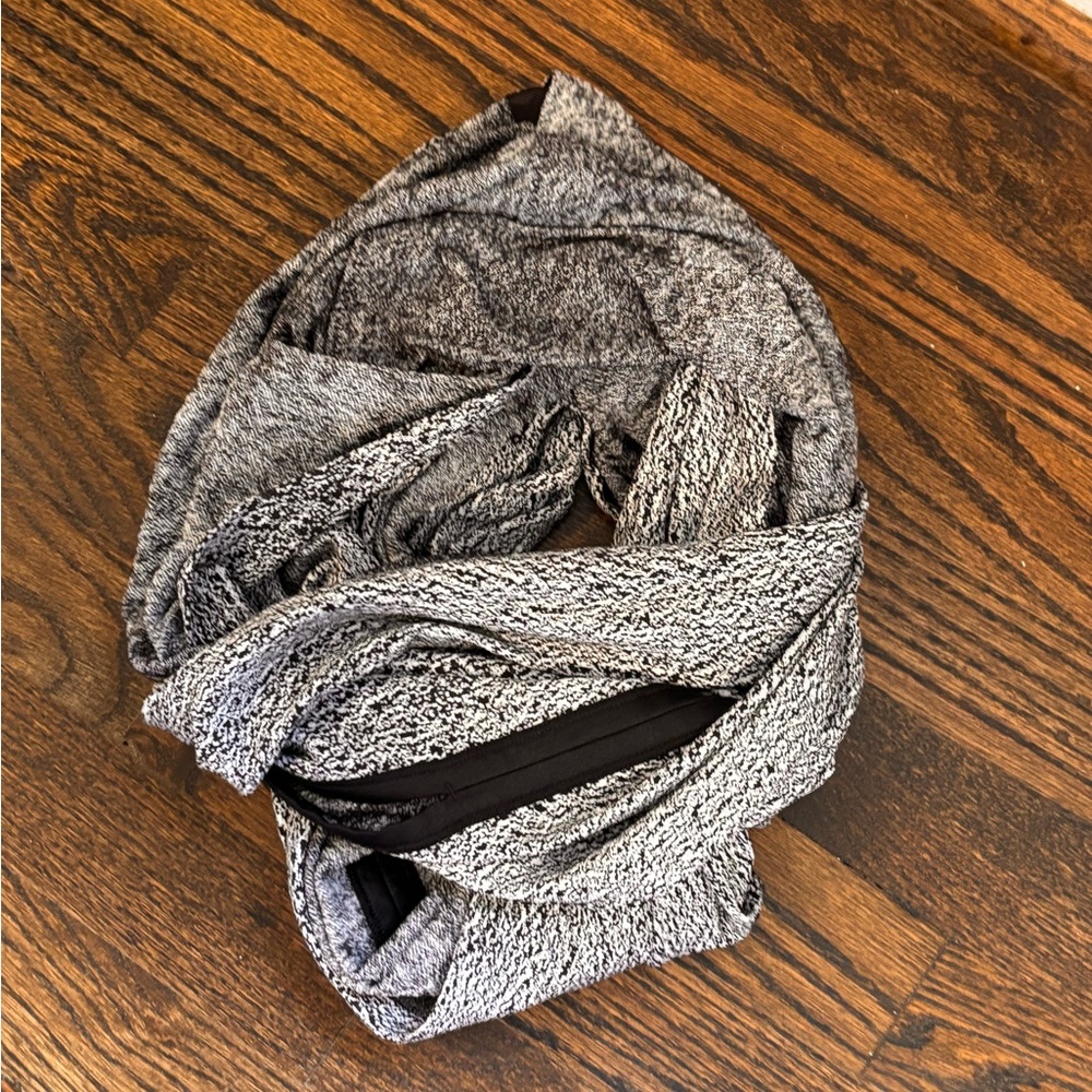 Lululemon Athletica Gray and Black Textured Scarf